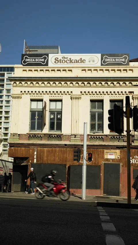 Vertical varous Perth pedestrians pass boarded up building in the city 6K Vídeos de archivo 311493565