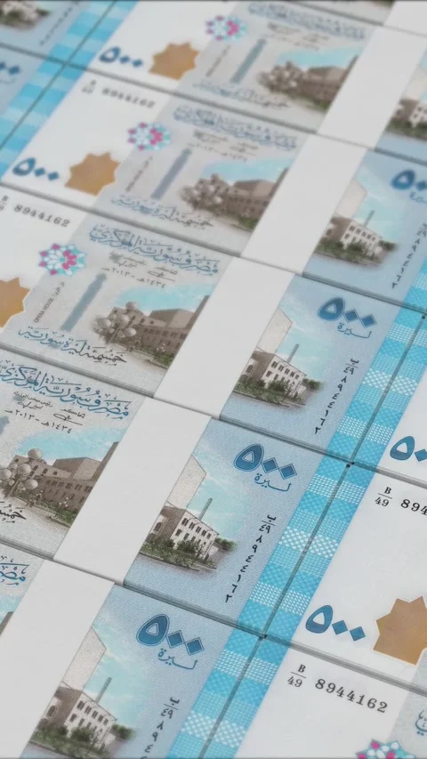Vertical video of 500 SYRIAN POUND banknotes printed by a money press Stock Footage 303208927