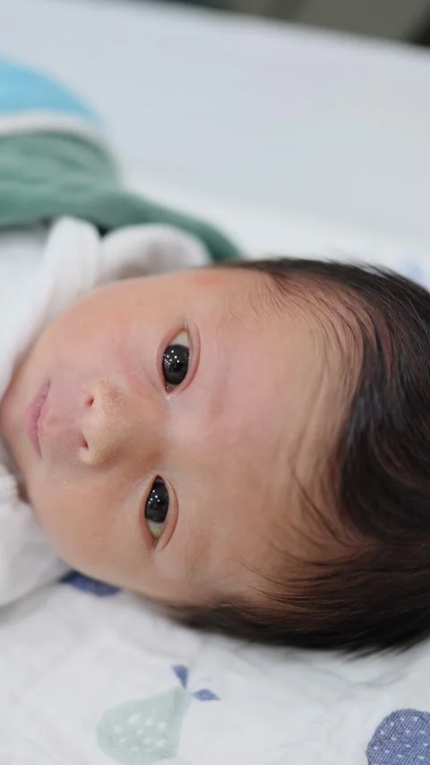 Vertical video of an 8-day-old Taiwanese baby sleeping on the sofa 스톡 동영상 273482756