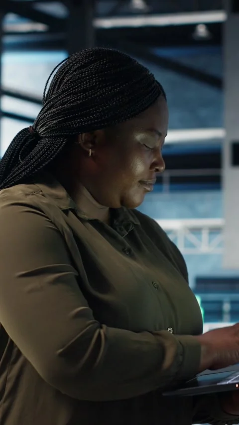 Vertical video Admin in data center using app on laptop to ensure error free Stock Footage 317055080