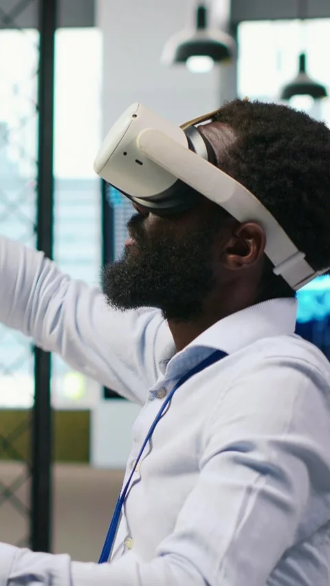 Vertical video Admin using virtual reality tech, automating repetitive tasks Stock Footage 312708679