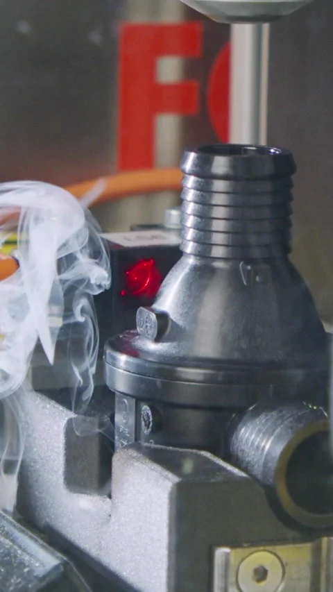 Vertical video of Advanced robotic machine manufacturing parts in an automated 스톡 동영상 206327661