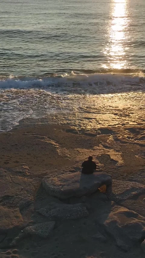 Vertical Video: Aerial Perspective of a Relaxing Evening Walk Along the 库存影片 342676512