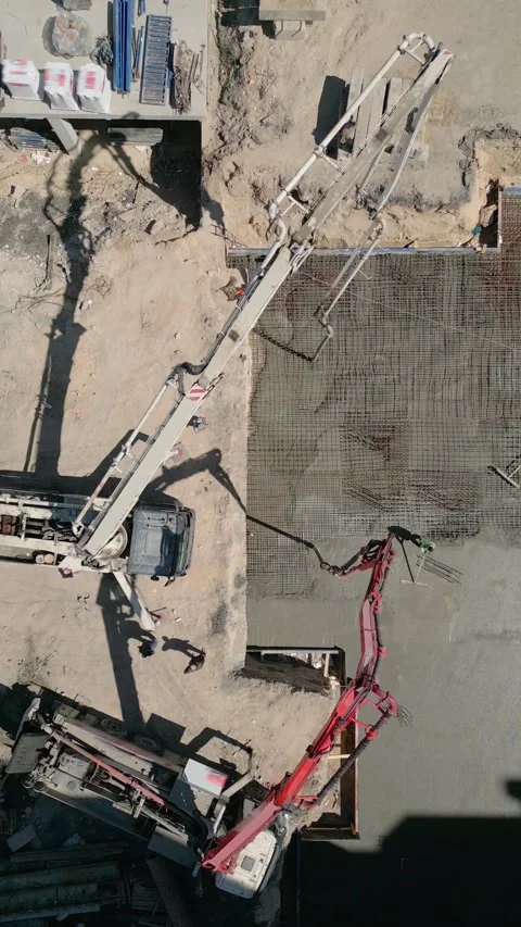 Vertical video. Aerial view of concrete pump truck pouring foundation Stockbeeldmateriaal 334030331