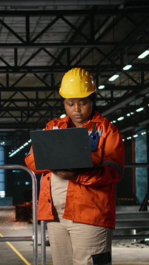 Vertical Video African american engineer, checking factory floor, heavy 動画素材 330439852