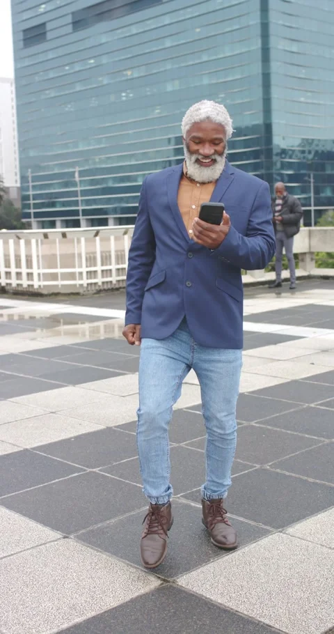 Vertical video: African American man scrolling smartphone, pumping fist, dancing Stock Footage 345320641