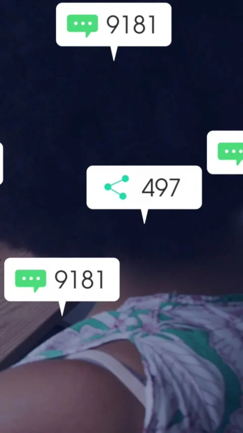 Vertical video: After one-second alerts popping over seated woman back, showing Video stock 334599108