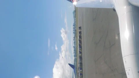 Vertical video of airplane Taking Off at the Honolulu Airport in Hawaii, Be.. 스톡 동영상 260227728