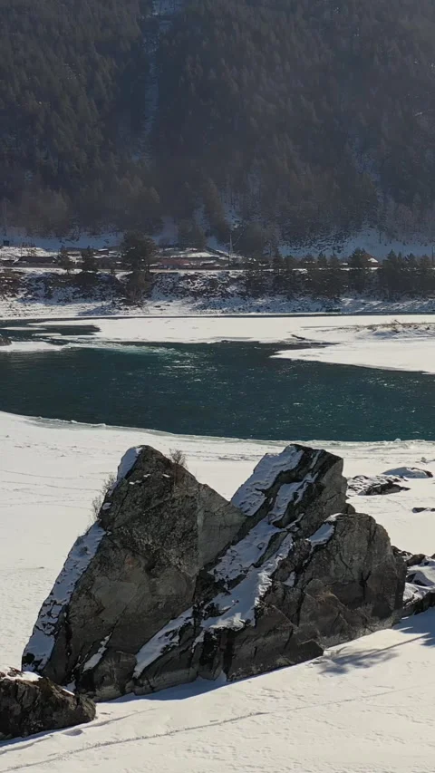 Vertical video on  Altai river Katun in winter. Rocks called Dragon's teeth. Stock Footage 276900846