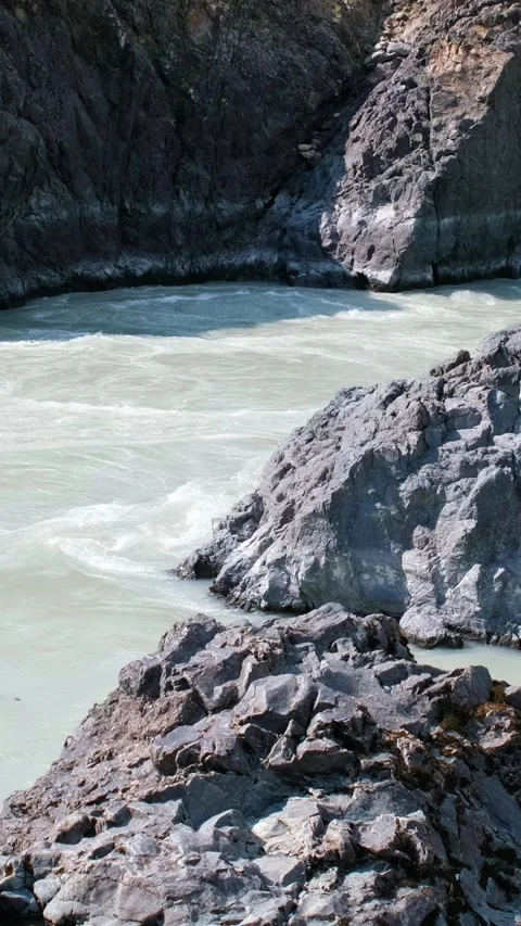 Vertical video of Altai river Katun and rapids Oroktoy Teldekpen. Stock Footage 336589635