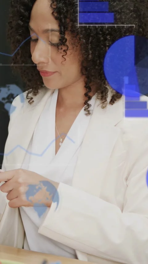 Vertical video: Analyst uncapping stylus engaging business data, animating desk Stockbeeldmateriaal 335507588