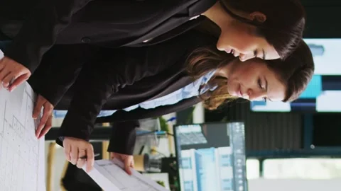 Vertical Video Architects team studying 3d printed building model in office Vídeos de archivo 263079519