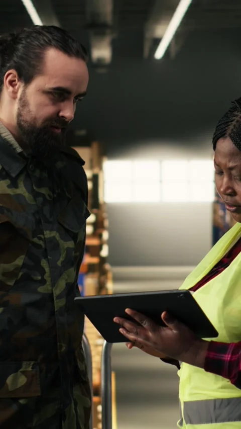 Vertical Video Army logistics team in uniform working in warehouse on military Stock Footage 330028092