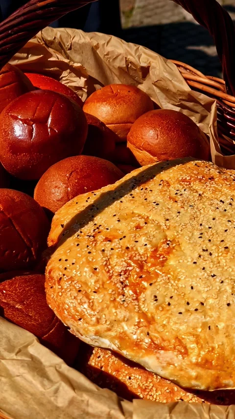 Vertical Video - Assorted Bread in Wicker Basket, Close Up View Stockbeeldmateriaal 337603984