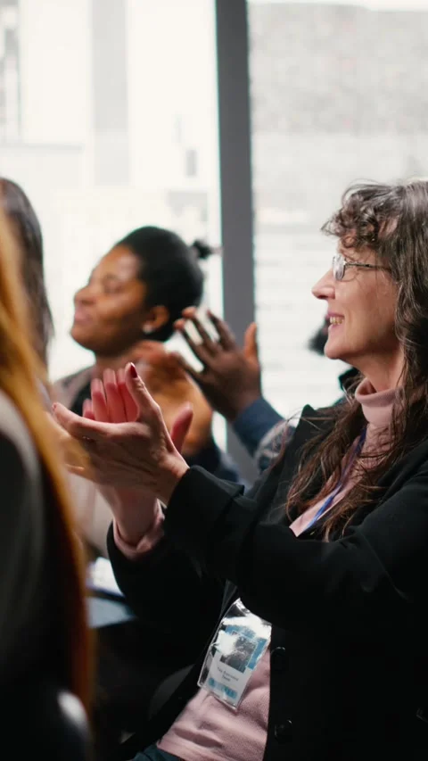 Vertical Video Audience clapping hands and applauding during speech Stock Footage 328331533