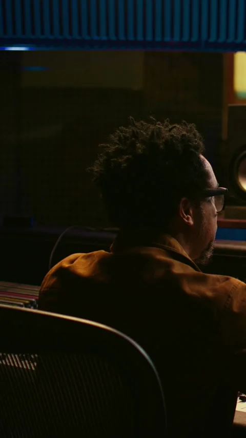 Vertical Video Audio expert counts down for artist singing in vocal booth, Stock Footage 271094530