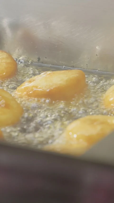 Vertical video Automatic doughnut machine frying ring donuts Stockbeeldmateriaal 316486417