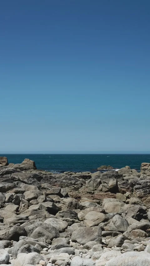 Vertical video background of a rocky beach of Galicia, Spain 스톡 동영상 289966227
