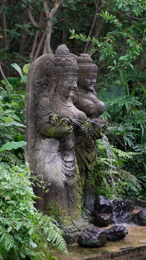 Vertical video of Balinese ancient stone statues fountain pouring water Stock-Footage 332228152