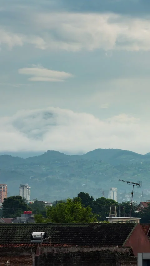 Vertical video - Bandung Clouds Timelapse Video stock 280153936