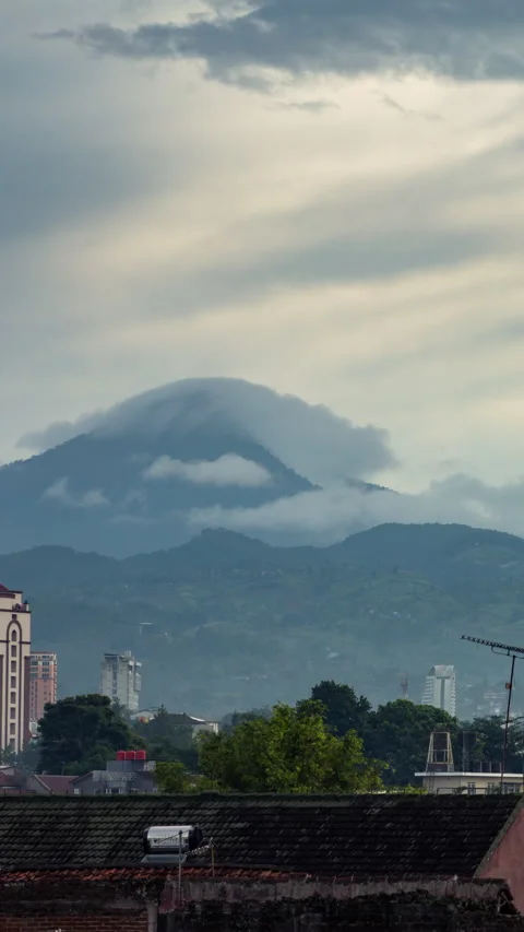 Vertical video - Bandung Clouds Timelapse Video stock 280154074