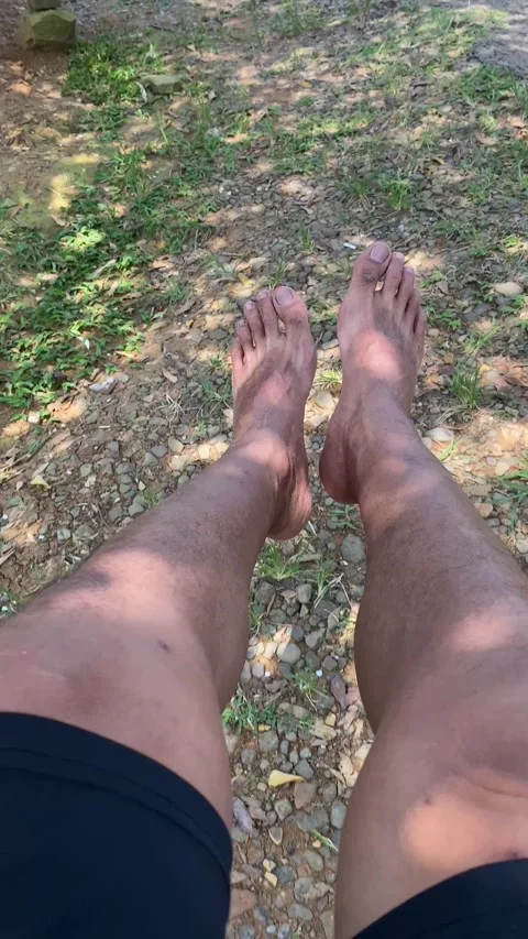 Vertical video of Bare foot on swing 库存影片 333177844