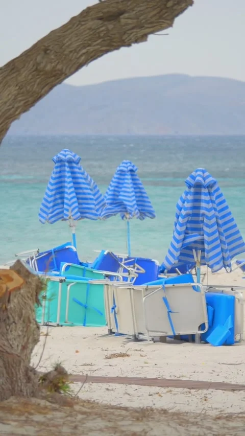 Vertical video of a beach on Kos island with sunbeds and umbrellas in slow .. 스톡 동영상 290097191