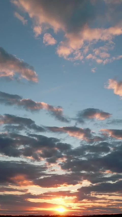 Vertical video. Beautiful sun setting behind a hill silhouette 库存影片 334451563