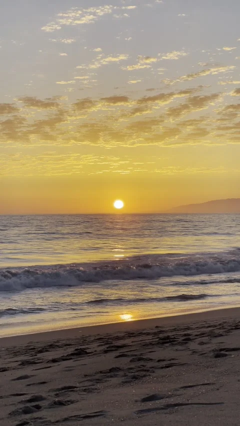 Vertical video of a beautiful sunset at the Venice beach in Los Angeles Stock Footage 322736623