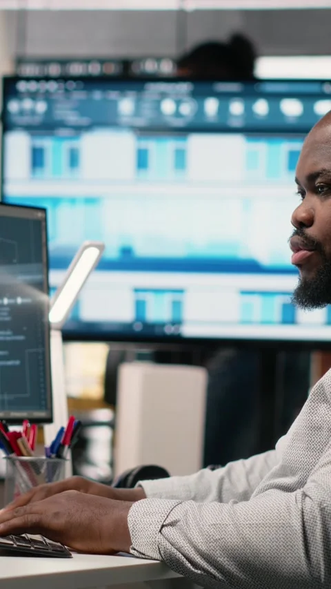 Vertical Video Black developer uses AI systems for housing and commercial Stockbeeldmateriaal 316342494