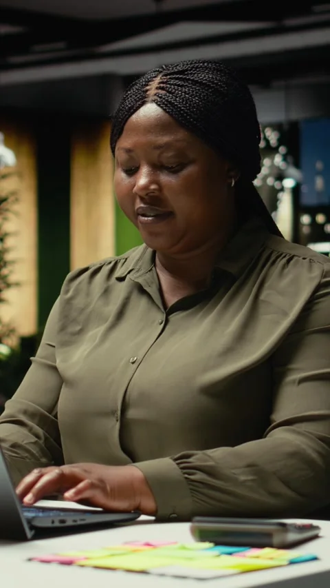 Vertical Video Black female advisor extracting insights and managing information Stock Footage 320709735