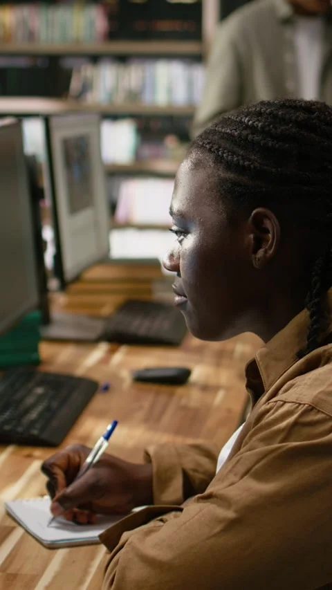 Vertical Video Black student working with AI brain display on desktop computer Stock-Footage 337529232