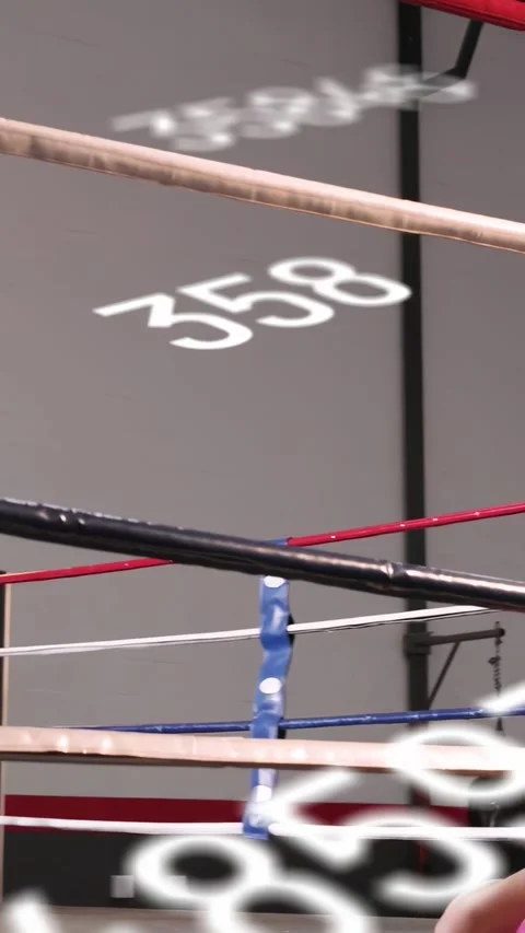 Vertical video: Blue boxer stepping in, jabbing rival for boxing drill, data Video stock 337538859