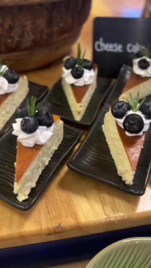 Vertical video of blueberry basque cheesecake slices Stock Footage 321182392