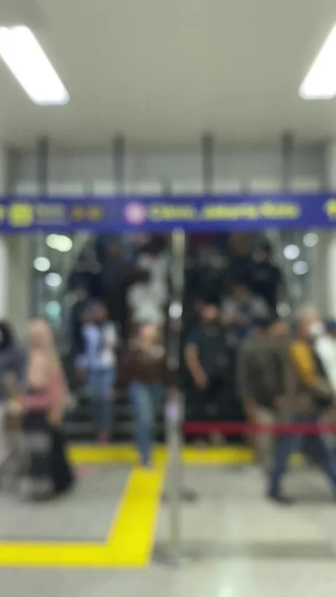 Vertical video of blurred defocused crowd Vídeo Stock 332542209