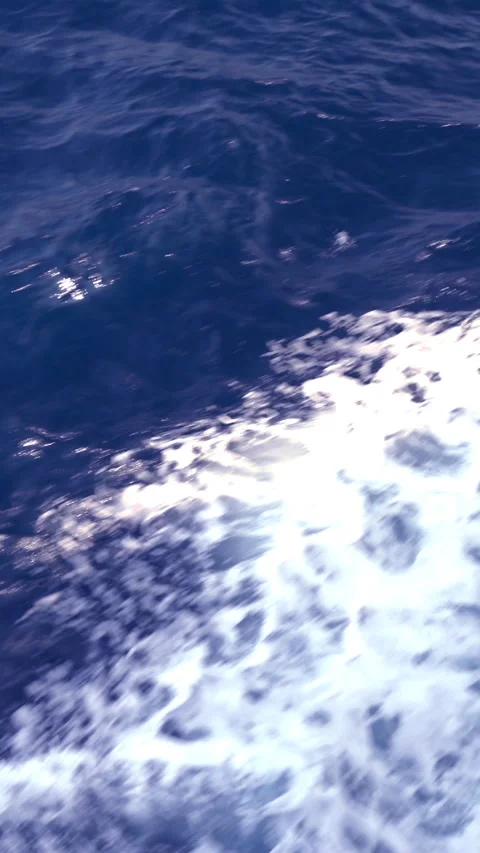 Vertical Video, Boat waves in the open sea Vidéo 313235995