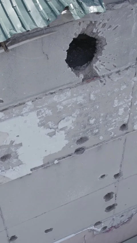 Vertical video of a building bombed during the war in Makariv, Ukraine Vídeos de archivo 200412010