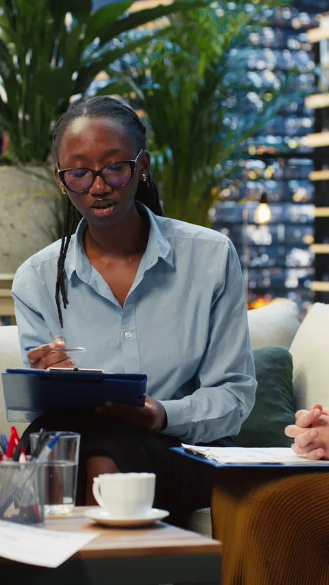 Vertical video Businesswoman explains project details while coworkers take notes 動画素材 345166316