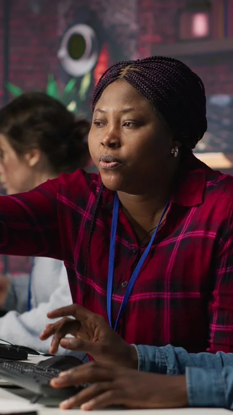 Vertical video Call center manager teaches intern how to use AI to enhance Vidéo 306090836