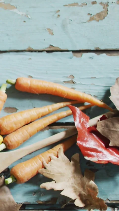 Vertical video: Camera panning, timed graphics popping near carrots and spoon, Stockbeeldmateriaal 332278592