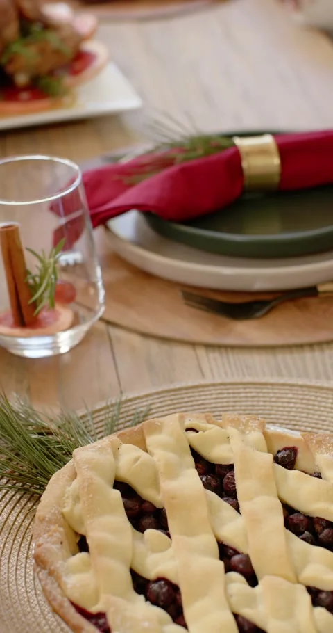 Vertical video: Camera is pulling back, revealing lattice pie and roasted bird Видео 346735285