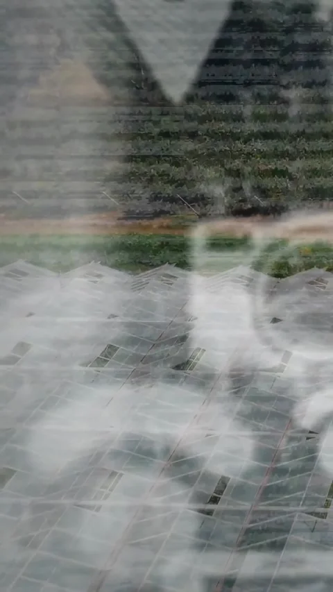 Vertical video: Camera tilting, reflection shifting and fading while roof panels Stock Footage 330982489