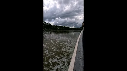 Vertical video of a canoe going over a river with high speed 库存影片 336911489