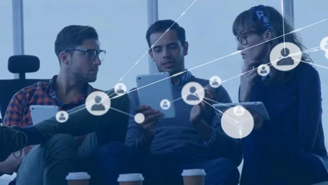 Vertical video: Center colleague tapping tablet, starting node map covering team Video stock 334036701