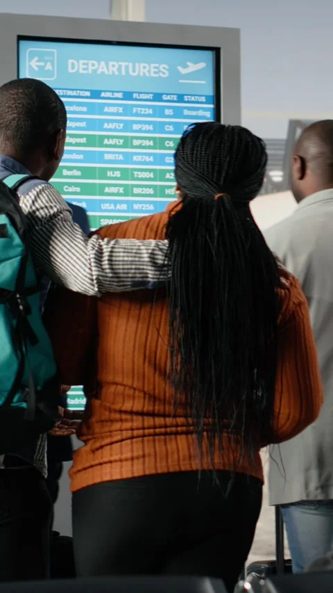 Vertical video Checking flight status information, screen and diverse tourists Video stock 334852752
