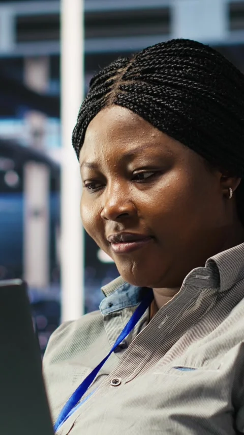 Vertical video Cheerful data center employee using node tree software to analyze 스톡 동영상 307969046