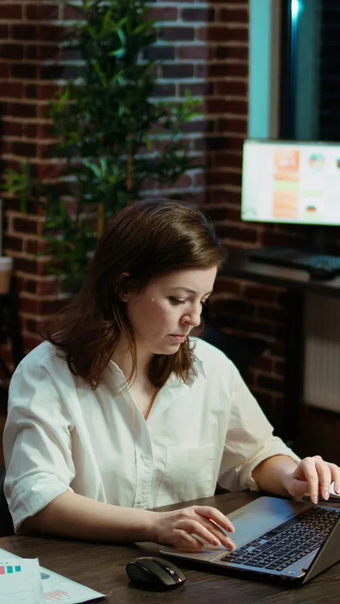 Vertical video Cheerful office worker working nightshift, doing strategy Video stock 263032974