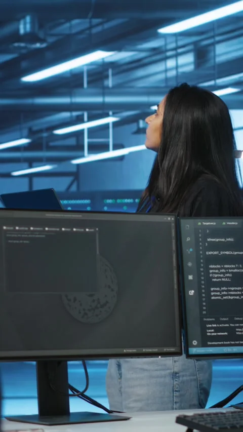 Vertical video Cheerful supervisor in server room managing multiethnic team of Stock Footage 276194085