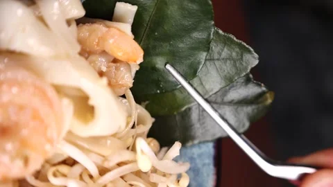 Vertical video the chef added lime leaves to the wok Stock Footage 176390434