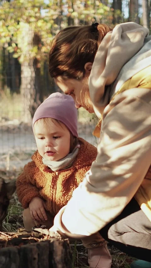 Vertical video. A child and her mother are having a great time in the autumn Stock-Footage 322011125